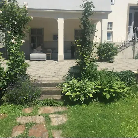 Charmantes Studio-apartment Im Shabby Chic Stil Mit Balkon Und Gartenblick - Ihr Perfektes Zuhause In *